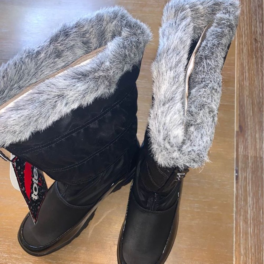 Ladies waterproof fur lined boots Size 6m